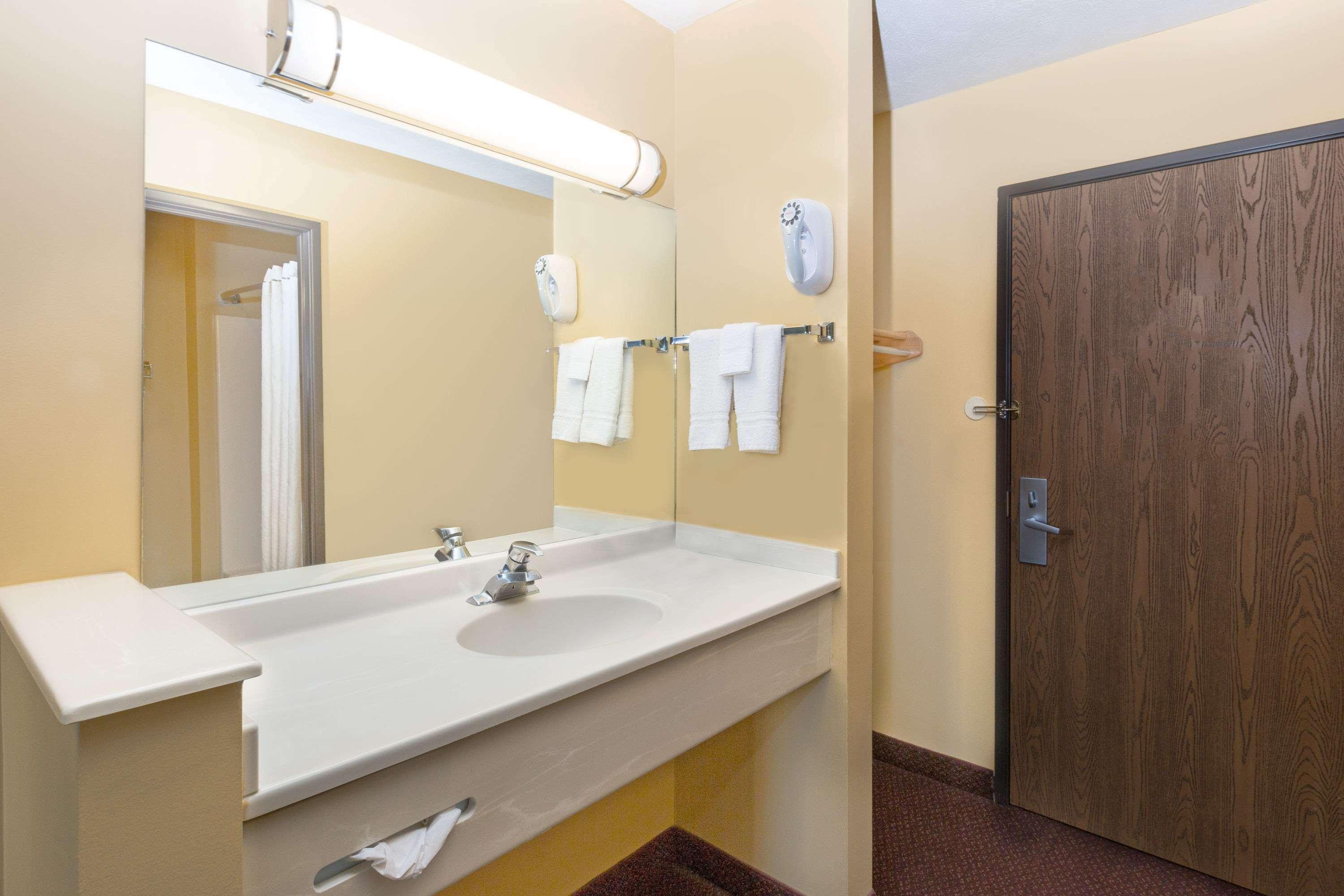 Super 8 By Wyndham Crete Motel Exterior photo